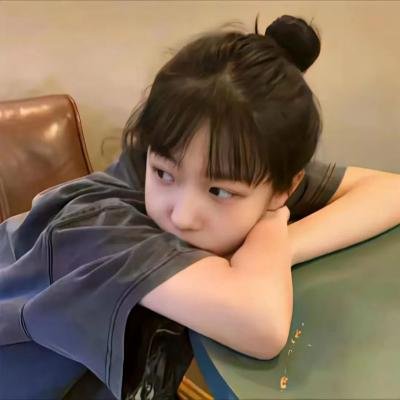 坐推土机的少女